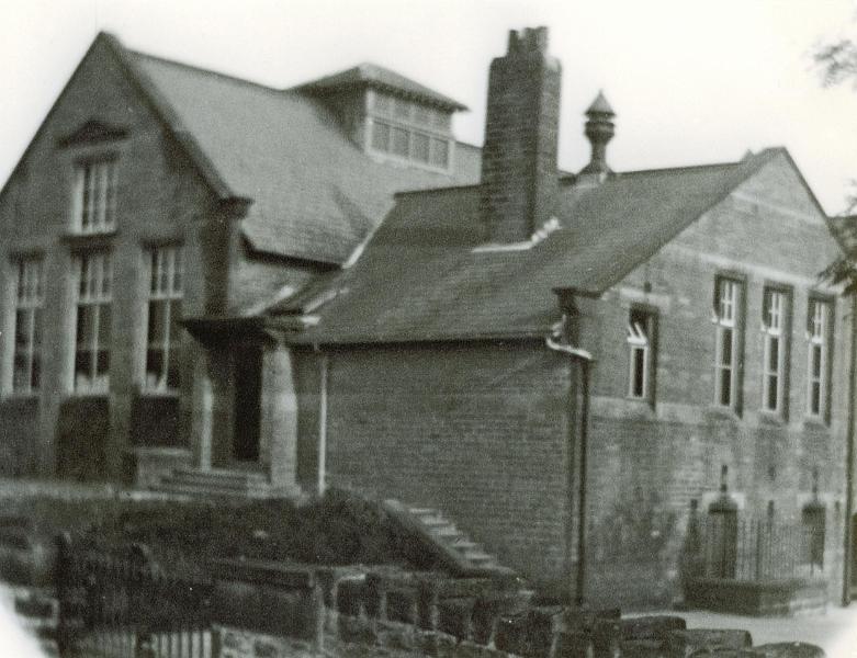 Long Preston School C1930.JPG - Long Preston "Endowed School". Built by Len heaps. Slated and plastered by E.Jackman & Sons. Joinery by W. Russells. Plumbing & Heating by T.Throup & Sons. Completed in 1898 at a cost of £3,300. This shows it still with the dorma roof light around 1930.